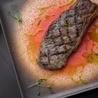 купить Стейк «Стриплойн» из мраморной говядины Стейк «Стриплойн» из мраморной говядины заказать доставку ROJO ресторан Алматы